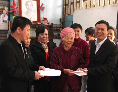 ມອບຂອງຂວັນປີໃໝ່ ໃຫ້ແກ່ພໍ່ແມ່ປະຊາຊົນ ຊາວຫວຽດນາມ ອາໄສຢູ່ວຽງຈັນ ທີ່ທຸກຍາກ